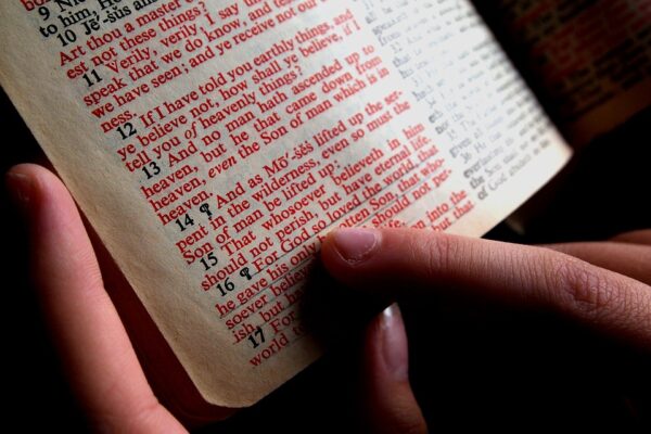 cómo empezar a leer la biblia correctamente
